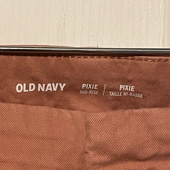 Gap mid rise pixie pants. - Picture 3 of 4